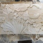 Tallados en Piedra de Bali: Relieve de Pared con Motivos de Flores y Peces