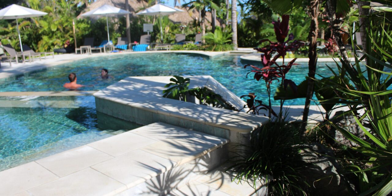 ¿Por qué OUTRIGGER Resorts Apuesta por la Piedra Green Sukabumi en sus Piscinas?